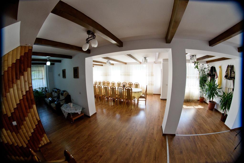 Hôtel La Poale'N Brau à Mînăstirea Humorului Chambre photo