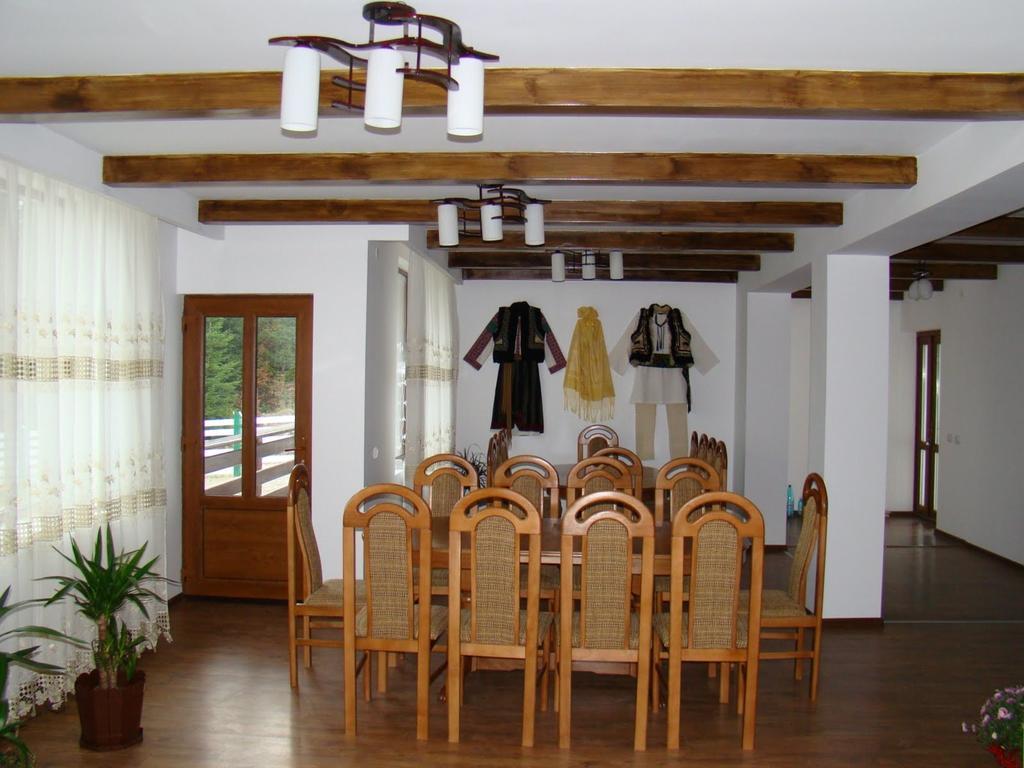 Hôtel La Poale'N Brau à Mînăstirea Humorului Chambre photo